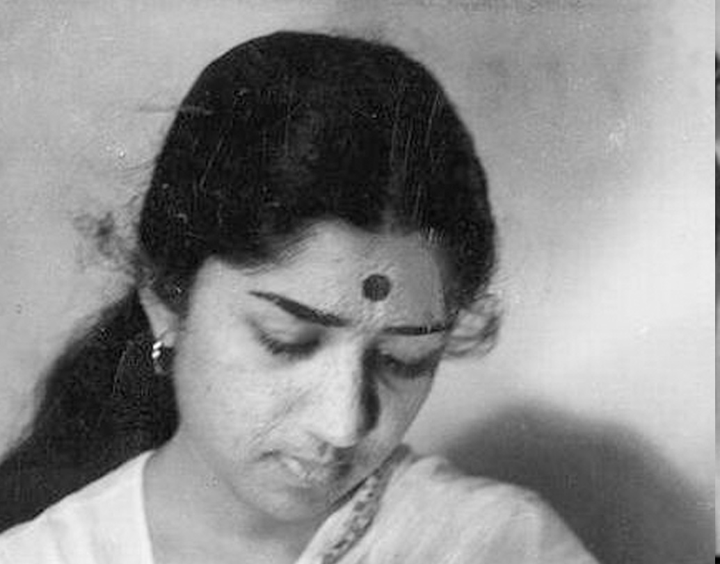 ১৯৬২ সালে গুরুতর অসুস্থ লতা ভর্তি ছিলেন হাসপাতালে। তিন মাস তিনি শয্যাশায়ী ছিলেন। অভিযোগ, তাঁকে বিষপ্রয়োগ করা হয়েছিল। অভিযোগ উঠেছিল তাঁর বাড়ির রাঁধুনির বিরুদ্ধে। রহস্যজনক ভাবে ঘটনার পর থেকে নিখোঁজ হয়ে যান সেই রাঁধুনি।