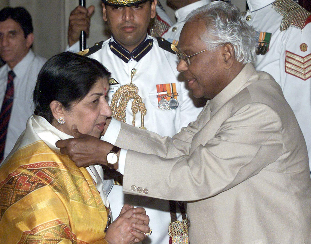 লতাই প্রথম ভারতীয় শিল্পী যিনি লন্ডনের রয়্যাল অ্যালবার্ট হলে অনুষ্ঠান করেন। ১৯৭২ সালে পরিচয় ছবিতে ‘বিতি না বিতাই র‌্যায়না’ গানের জন্য তিনি জাতীয় পুরস্কার পান। ১৯৬৯ সালে পদ্মভূষণ এবং ১৯৭১ সালে পদ্মবিভূষণে সম্মানিত হন তিনি। ২০০১ সালে ভারতরত্ন সম্মানে ভূষিত হন এই কিংবদন্তি।