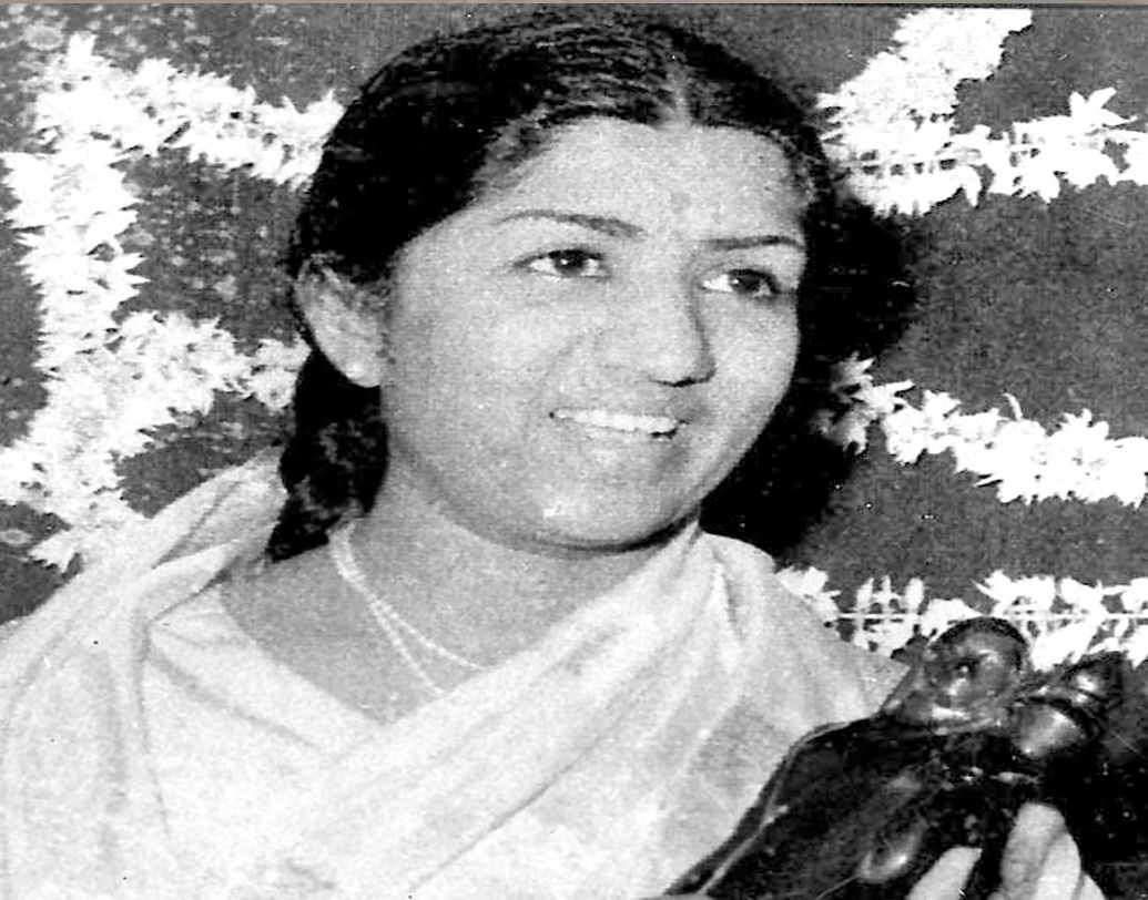 প্রথম দিকে লতার গানে নূরজাহানের গানের প্রভাব পাওয়া যেত। পরে তিনি নিজস্ব গায়কি গড়ে তোলেন। নূরজাহানের সঙ্গে তাঁর ব্যক্তিগত সম্পর্ক ছিল খুবই ভাল। সমসাময়িক শিল্পীদের মধ্যে লতার প্রিয় ছিলেন কিশোরকুমার।