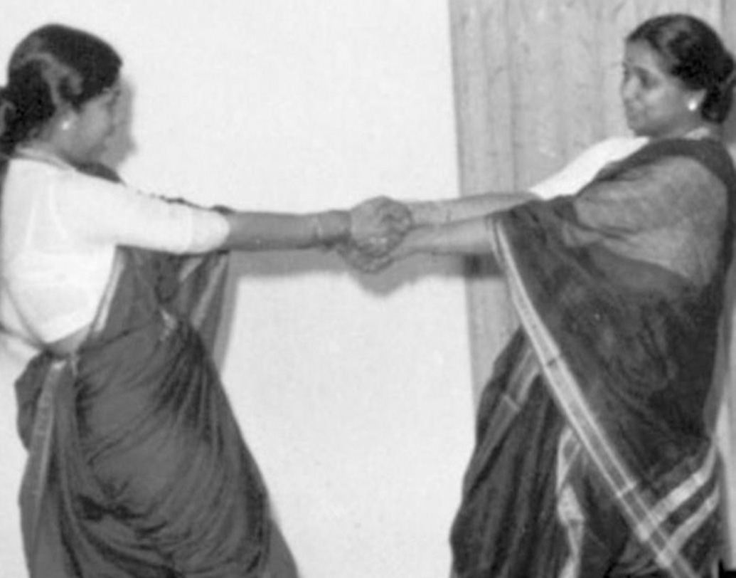 জীবনে মাত্র একদিন স্কুলে গিয়েছিলেন লতা। শোনা যায়, তিনি ক্লাসে গান শেখাচ্ছিলেন বলে তিরস্কৃত হয়েছিলেন। আবার এও শোনা যায়, বোন আশাকে তিনি সঙ্গে করে নিয়ে যেতেন স্কুলে। সেখানে আপত্তি ছিল স্কুল কর্তৃপক্ষের। আর স্কুলে না গিয়ে বাড়িতেই পড়াশোনা করেছিলেন লতা।