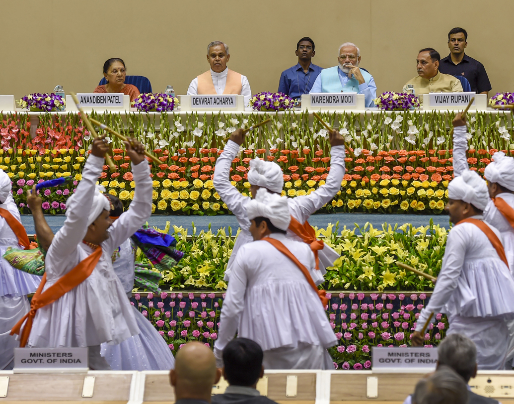 সাত হাজার বর্গমিটার এলাকা জুড়ে এই ভবন বানাতে খরচ হয়েছে প্রায় ১৩০ কোটি টাকা। ধোলপুর আর আগরা থেকে বিশেষ পাথর আনা হয়েছে এর জন্য। ঠিক যেন কোনও সেভেন স্টার হোটেল।