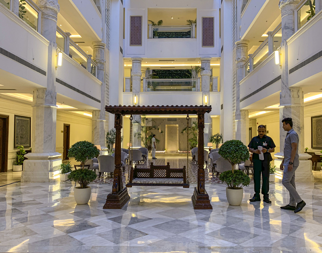 মূল ভবন, অ্যানেক্স ভবন এবং নতুন অ্যানেক্স ভবন রয়েছে। সাধারণত গুজরাতের রাজ্যপাল, মুখ্যমন্ত্রী, উপমুখ্যমন্ত্রী, প্রধান বিচারপতি এবং গুজরাত হাইকোর্টের বিচারপতিরা, সাংসদ, বিধায়করা দিল্লি এলে এই ভবনে থাকতে পারেন। সাধারণ মানুষও পারেন। তবে বুকিং পাওয়াটা বেশ চাপের।