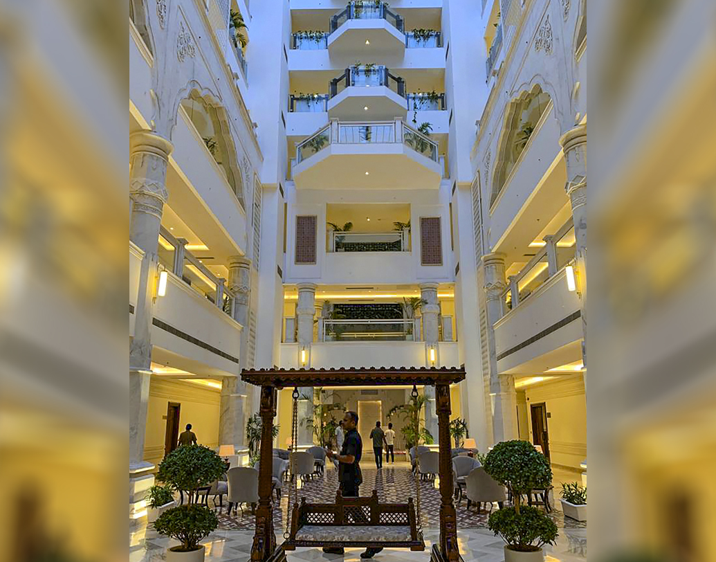 ব্রেকফাস্ট, লাঞ্চ, ডিনার তিনটেই সুলভে পাওয়া যায় এই ভবনে। ব্রেকফাস্টে গুজরাতির পাশাপাশি, উত্তর ও দক্ষিণ ভারতের খাবার এবং কন্টিনেন্টাল খাবারও মিলবে।