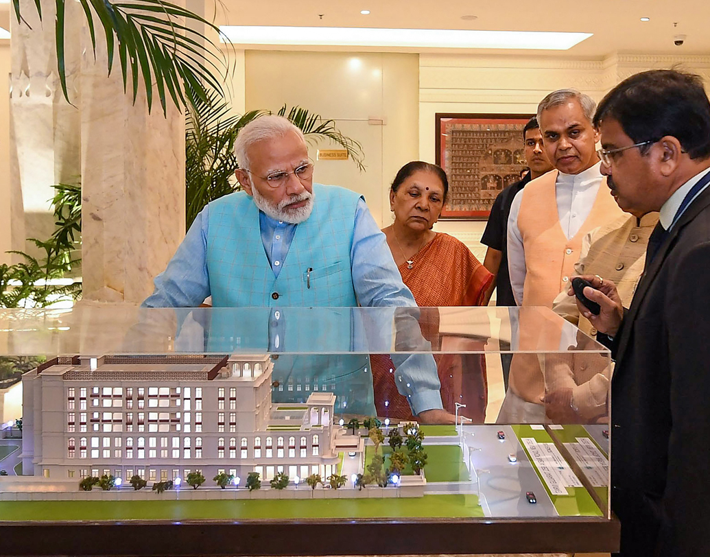 ব্রেকফাস্টে যা যা পাওয়া হয় সেগুলোর কয়েকটা হল, ফাফড়া, মেথি গোটা, কারির সঙ্গে পরিবেশন করা ডাল বড়া, জিলিপি, চা বা কফি, কলা বা অন্য যে কোনও একটা ফল। থালা ভর্তি এই গুজরাতি ব্রেকফাস্ট মিলবে মাত্র ৬৫ টাকায়।