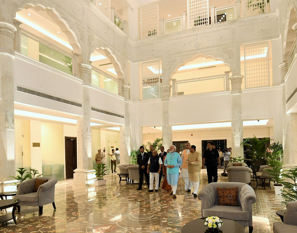 ৬৫ টাকায় কন্টিনেন্টাল ব্রেকফাস্টের মধ্যে রয়েছে কমলালেবু, আনারস বা আমের জুস, মাখন-পাউরুটি, ভেজিটেবল কাটলেট, চা বা কফি, একটা যে কোনও ফল। আর উত্তর বা দক্ষিণ ভারতীয় ব্রেকফাস্টে পাওয়া যায় পরোটা বা পুরী, চা বা কফি আর ফল। এই একথালা ব্রেকফাস্টও মিলবে মাত্র ৬৫ টাকায়।