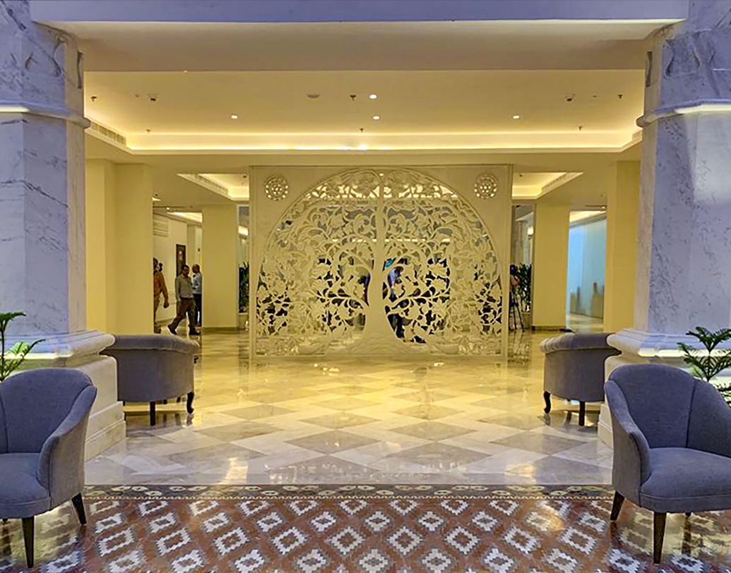 লাঞ্চে ১২০ টাকায় রেগুলার থালি (ভাত, গুজরাতি ডাল, দুটো সব্জি, রুটি বা পুরী, ঘোল পাঁপড়, সালাড, আচার)। ১৫৫ টাকায় স্পেশাল থালি (ভাত, গুজরাতি ডাল, দুটো সব্জি, দুটো ফারসান, ডেজার্ট, ঘোল, পাঁপড়, সালাড, আচার, চাটনি) আর ৭৫ টাকার মিনি মিলে আছে দু’টো পুরী, ছোলা, সালাড বা ভেজ পোলাও, রায়তা, আচার, সালাড।