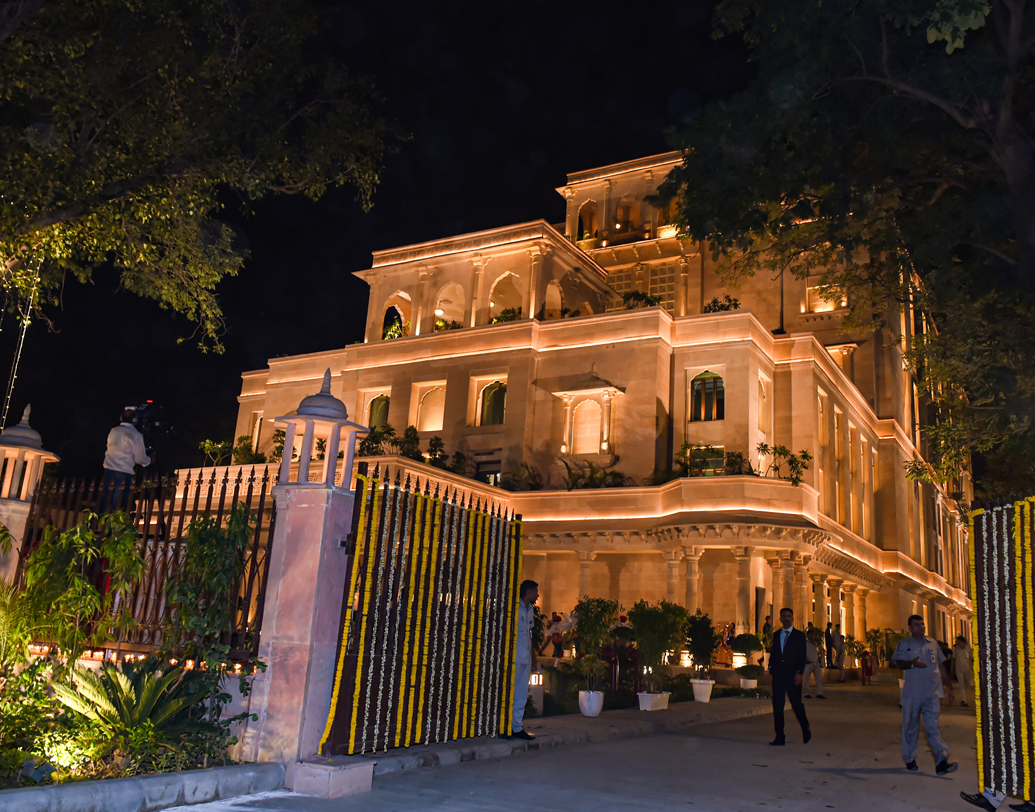 ডিনারেও রেগুলার (১২০ টাকা), স্পেশাল (১৫৫ টাকা) এবং মিনি প্যাক (৭৫ টাকা) রয়েছে। এছাড়া আলাদা করে কেউ চাইলে নিজের পছন্দ মতো খাবার খুব সস্তায় কিনে খেতে পারেন।