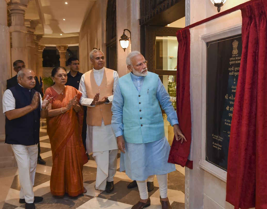 এত দিন বিশাল পর্দা দিয়ে ঢাকা ছিল এই ভবন। ভিতরে প্রবেশেরও অনুমতি ছিল না। ভোটে নরেন্দ্র মোদী বিপুল জনমত নিয়ে জিতে আসার পরই সেই পর্দা সরিয়ে দেওয়া হয়। এটাকে অবশ্য বিজেপির ক্ষমতার আস্ফালন আর শক্তি প্রদর্শনের বার্তা হিসেবেই দেখছে কংগ্রেস।