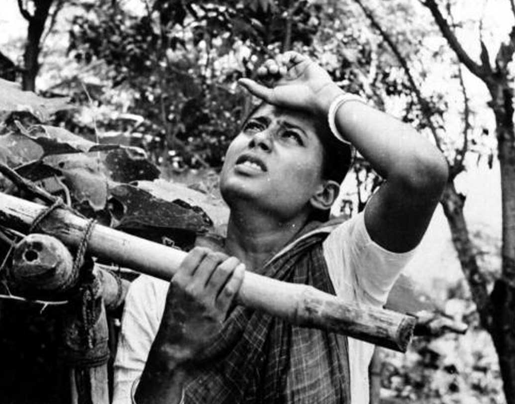 জন্ম পুণায়। ১৯৫৫ সালের ১৭ অক্টোবর। বাবা শিবাজিরাও গিরধর পাতিল রাজনীতিক। মা বিদ্যাতাই পাতিল ছিলেন সমাজসেবী। দু’জনের ব্যক্তিত্বের প্রভাব পড়েছিল স্মিতার বেড়ে ওঠায় ও মানসিকতায়।