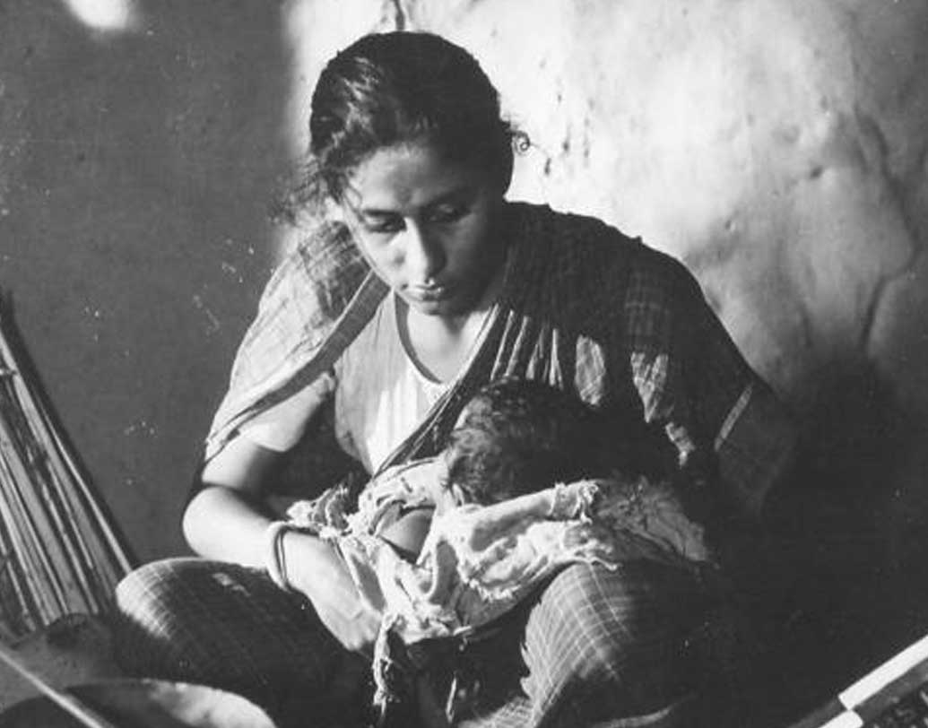 অভিনেত্রী স্মিতা ছিলেন শ্যাম বেনেগালের আবিষ্কার। ব্যক্তিগত জীবনে তিনি বরাবর সরব হয়েছেন নারীদের সমস্যা ও অধিকার নিয়ে। তাঁর ব্যক্তিত্বের প্রভাব পূর্ণমাত্রায় পড়ত অভিনয়েও। তাঁর অভিনীত ছবিগুলি ছিল প্রথাগত নায়কপ্রধান ছবির বিপরীত মেরুর।