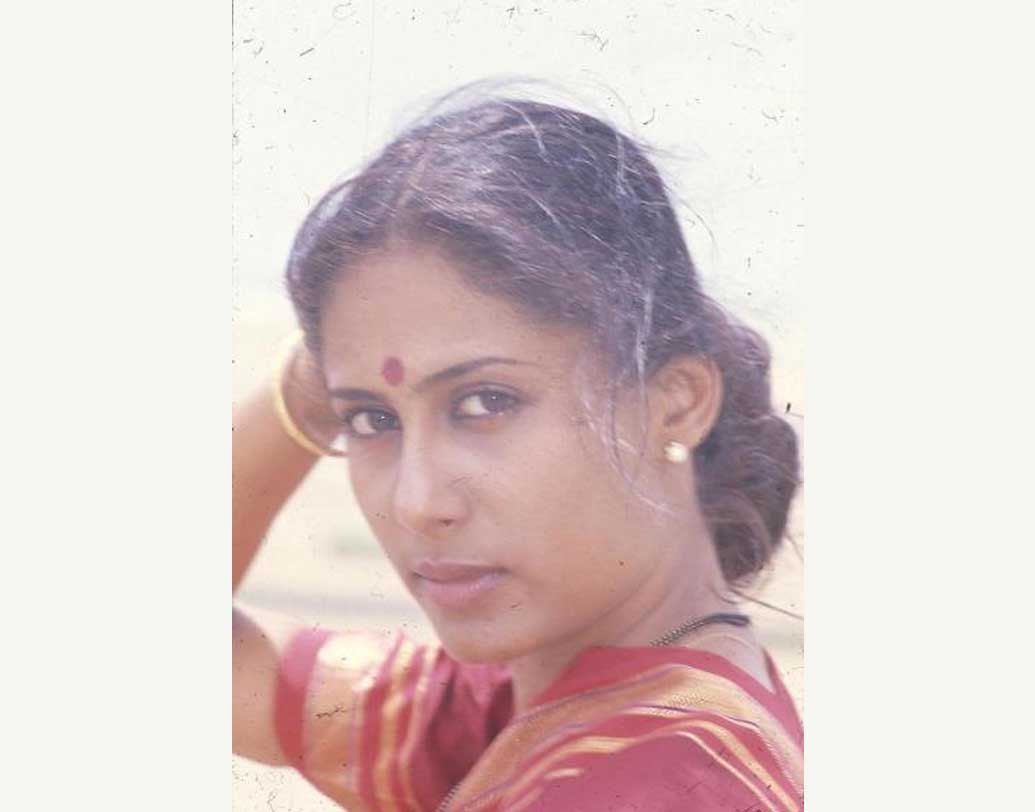 ‘চক্র’ ছবির জন্য মুম্বইয়ের বস্তিতে গিয়ে সেখানকার জীবনযাত্রা লক্ষ করতেন স্মিতা। এই ছবির জন্য তিনি দ্বিতীয় বার জাতীয় পুরস্কার লাভ করেন ১৯৮০ সালে। প্রথম জাতীয় পুরস্কার ১৯৭৭-এ। ‘ভূমিকা’ ছবির জন্য। প্রথম জাতীয় পুরস্কারের অর্থ স্মিতা দান করেছিলেন সমাজসেবামূলক কাজে।