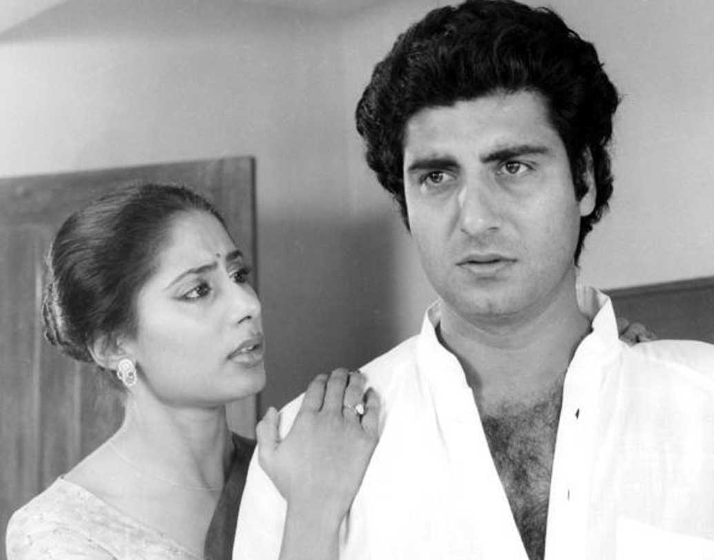 অভিনয়ের মতো ব্যক্তিজীবনেও স্মিতা ছিলেন স্পষ্টচেতা। লুকিয়ে রাখেননি বিবাহিত রাজ বব্বরের সঙ্গে সম্পর্ক। এই সম্পর্কের জন্য প্রতিভাময়ী অভিনেত্রী হয়ে উঠেছিলেন ইন্ডাস্ট্রির মুখরোচক আলোচনা।