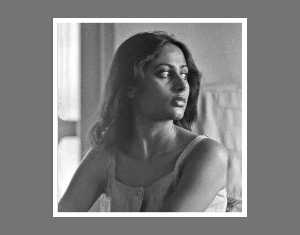 তাঁর বোন মান্য পাতিল পরে এক সাক্ষাৎকারে বলেছিলেন, নিজের পরিসরে স্মিতা ছিলেন নিঃসঙ্গ। রাজ বব্বরের সঙ্গে সম্পর্ক অস্বীকার করতে পারেননি। আবার, রাজ-নাদিরার সংসার ভাঙার জন্য অপরাধবোধও কষ্ট পেতেন।