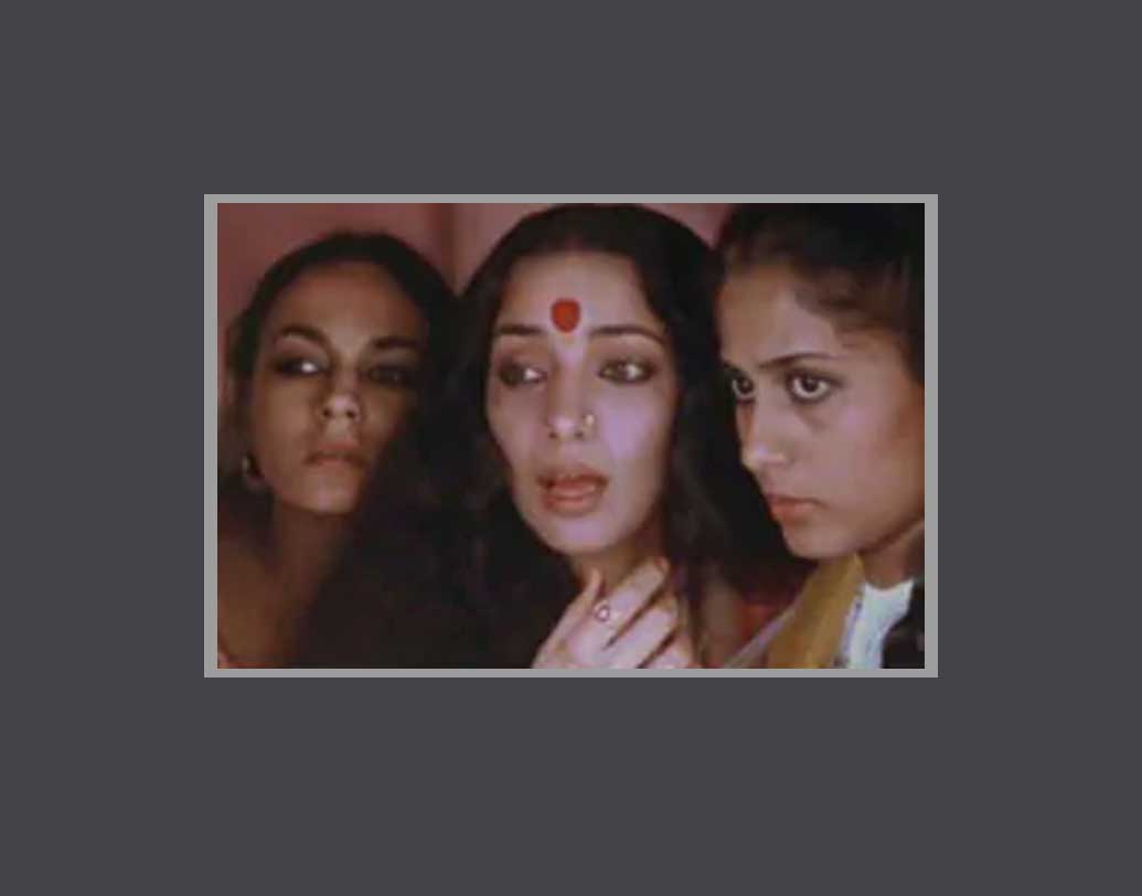 স্মিতা ও শাবানা আজমি দু’জনে কাজ করেছেন বেশ কিছু ছবিতে। কিন্তু একই ঘরানার এই দুই কুশীলবের সম্পর্ক ছিল শীতল। কোনওদিন বন্ধু হতে পারেননি। সাক্ষাৎকারে স্বীকার করেছেন শাবানা নিজেই। তবে প্রতিদ্বন্দ্বিতা থাকলেও দু’জনেই একে অপরের কাজের প্রতি ছিলেন শ্রদ্ধাশীল।