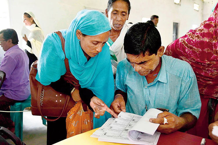 পরীক্ষার্থী: নাগরিকত্ব প্রমাণ করার পদ্ধতিটি এত জটিল যে বহু নাগরিকই তা প্রমাণ করে উঠতে পারেননি, বলছে অসমের শাসক দলই। এএফপি