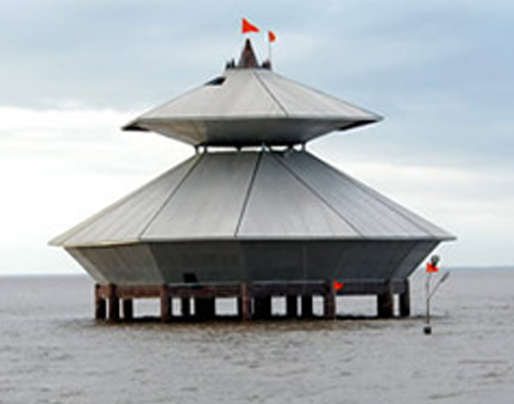 লোকের মুখে মুখে এখন এর পরিচয় মূলত বিলীয়মান মন্দির হয়ে গিয়েছে। খাতায় কলমে মহাদেবের এই মন্দিরের নাম ‘স্তম্ভেশ্বর মন্দির’। ১৫০ বছরের প্রাচীন এই মন্দির আরবসাগর ও ক্যাম্বি উপসাগরের মাঝে উপকূলীয় তটরেখার কাছেই অবস্থিত।