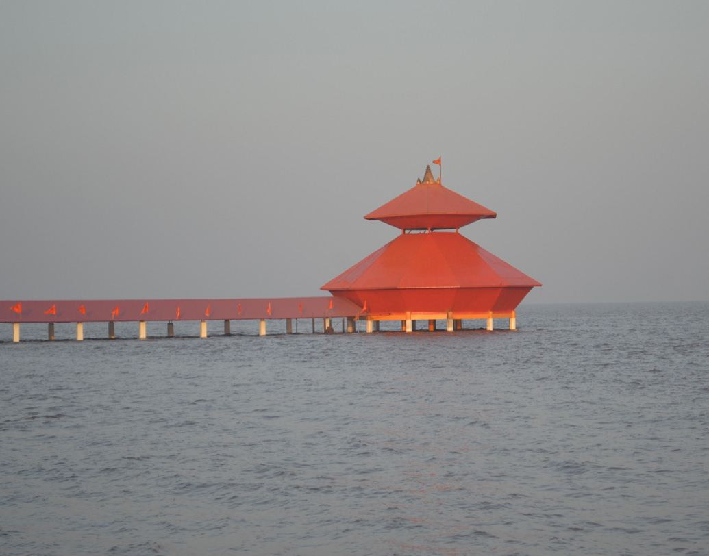 জোয়ারের সময় সমুদ্রের নোনা জল সম্পূর্ণ গ্রাস করে নেয় তাকে। আবার ধীরে ধীরে ভাটার সময় বেরিয়ে আসে স্তম্ভেশ্বর মন্দির এবং চার ফুট উচ্চতার শিবলিঙ্গ।