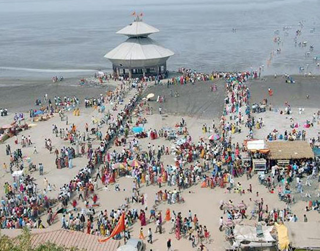 প্রতিদিন এখানে দূর দূরান্ত থেকে ভক্তদের ঢল নামে। সকালে মন্দিরে পুজো দেওয়া হয়। তারপর অপেক্ষা। চোখের সামনে একটু একটু করে সমুদ্রের জলে মিলিয়ে যায় দেবালয়। আবার ভাটার সময়ে ধীরে ধীরে বেরিয়ে আসে স্তম্ভেশ্বর মন্দির।