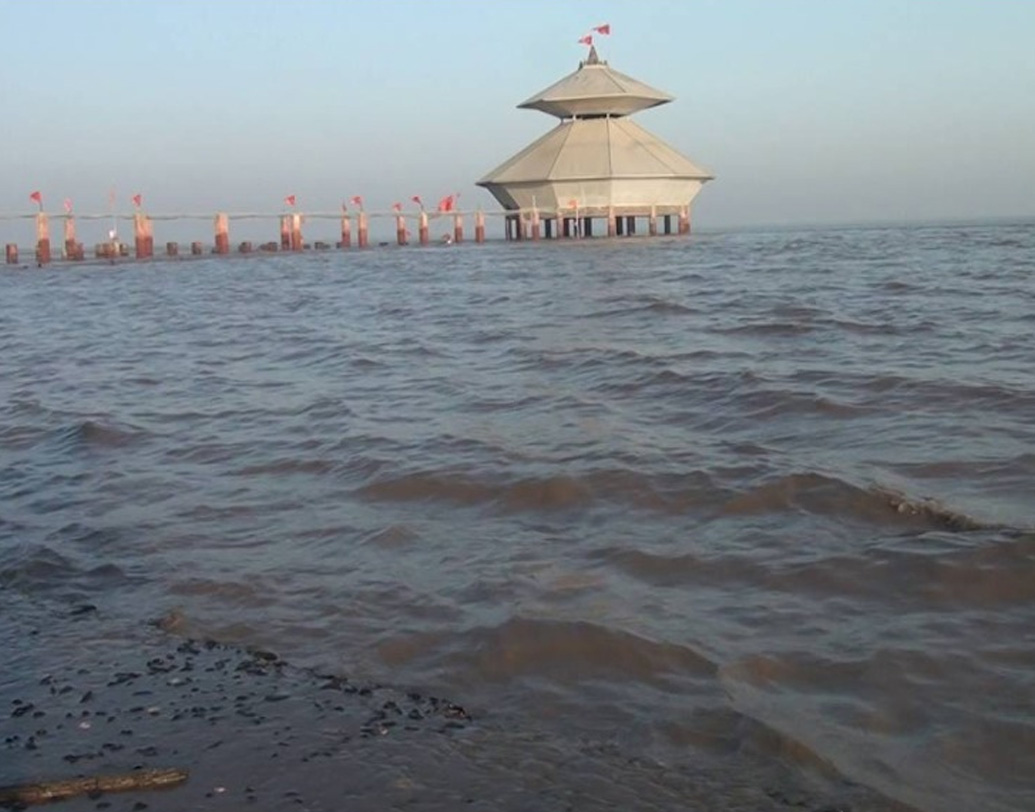 তারপর আরবসাগর ও ক্যাম্বি উপসাগরের মাঝে উপাসনায় রত হন কার্তিকেয়। বলছে পুরাণ। সেখানেই পরবর্তী কালে নির্মিত হয় স্তম্ভেশ্বর মন্দির। কিন্তু এই দেবালয় ঘিরে প্রামাণ্য ইতিহাসগত তথ্য সেভাবে পাওয়া যায় না। পুরাণ ও প্রকৃতির টানেই ভিড় জমান পুণ্যার্থীরা।  (ছবি: সোশ্যাল মিডিয়া)