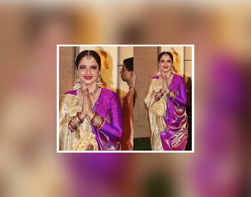 বলি টাউনের ‘এভার গ্রিন’ বিউটি তিনি। তাঁর রূপের ঝলকে মাত আট থেকে আশি। তিনি হলেন রেখা। গণেশ পুজোতে তিনিই বা বাদ থাকবেন কেন? গায়ে হালকা সোনালি এবং উজ্জ্বল ম্যাজেন্টার মিশেলে কাঞ্জিভরমে ফ্রেম বন্দী হয়েছেন তিনিও। মুখের কোণে মিষ্টি হাসি। গায়ে মানান সই গয়নায় তিনি যেন অপরূপা।