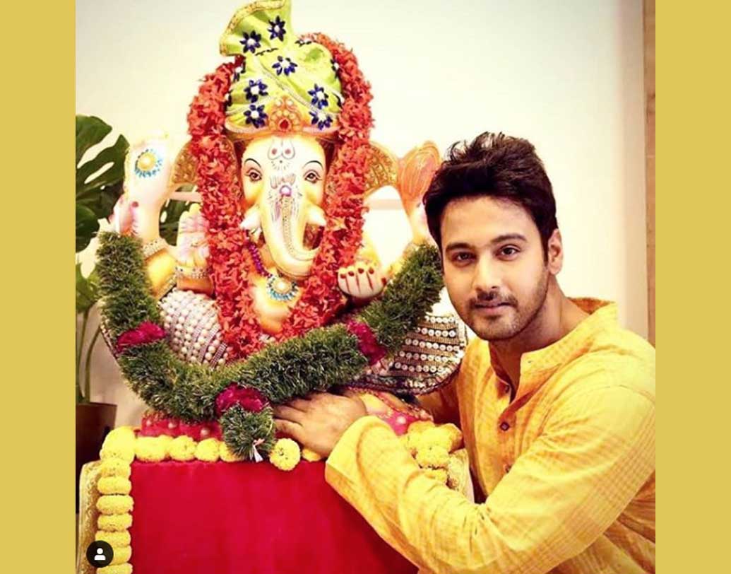 টলি সেলেবরাও কিন্তু কোনও অংশে পিছিয়ে নেই। টলি টাউনের ‘হার্ট থ্রব’ যশ-ও মেতে উঠেছিলেন গণেশ বন্দনায়। পরনে হলুদ রঙের কুর্তা। গণপতির পায়ের কাছে বসে আছেন যশ। ইনস্টাগ্রামের কমেন্ট সেকশন ভরে উঠেছে ফ্যানেদের শুভেচ্ছা বার্তায়।