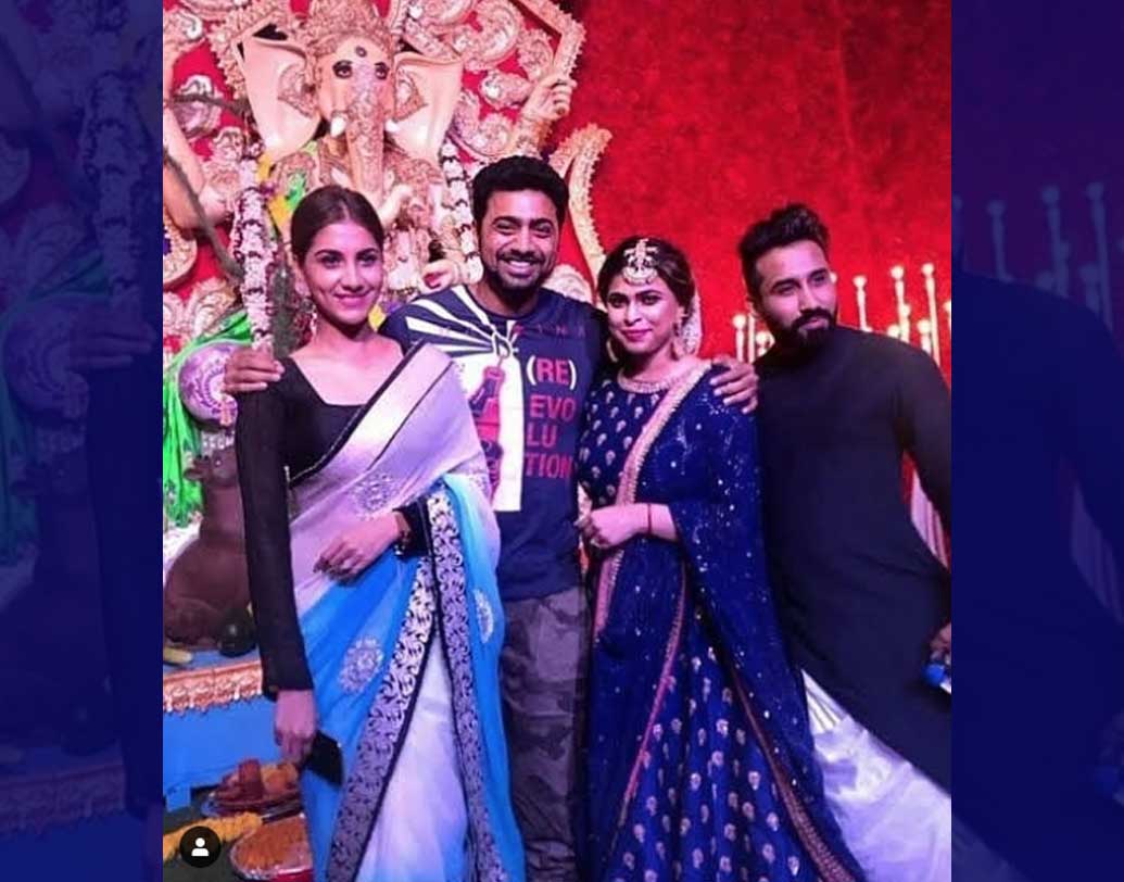 বাদ যাননি দেব- রুক্মিণীও। গণেশ পুজোয় মেতেছেন তাঁরাও। ছবিও ভাগ করে নিয়েছেন ফ্যানেদের সঙ্গে। দেবকে অবশ্য বেশি কিছু সাজতে দেখা যাচ্ছে না ছবিতে। কার্গো প্যান্টস এবং টি-শার্টেই স্বচ্ছন্দ তিনি। অন্যদিকে রুক্মিণীকে কিন্তু দেখা গিয়েছে আকাশ নীল শাড়িতেই।