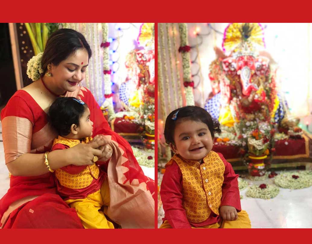 সুদীপা-অগ্নিদেবের সন্তান আদিদেভ-ও কিন্তু বাদ থাকেনি। নিজের মতো করে শ্রদ্ধা আনিয়েছে সে-ও। পরেছে লাল-হলুদের কুর্তাও। ছেলের সঙ্গে ম্যাচিং করে সুদীপাও পরেছেন লাল রঙের হ্যান্ডলুম শাড়ি। ছোট্ট আদিদেভ-এর সঙ্গে ফেসবুকে সেই ছবি শেয়ার করেছেন সুদীপাচট্টোপাধ্যায়।