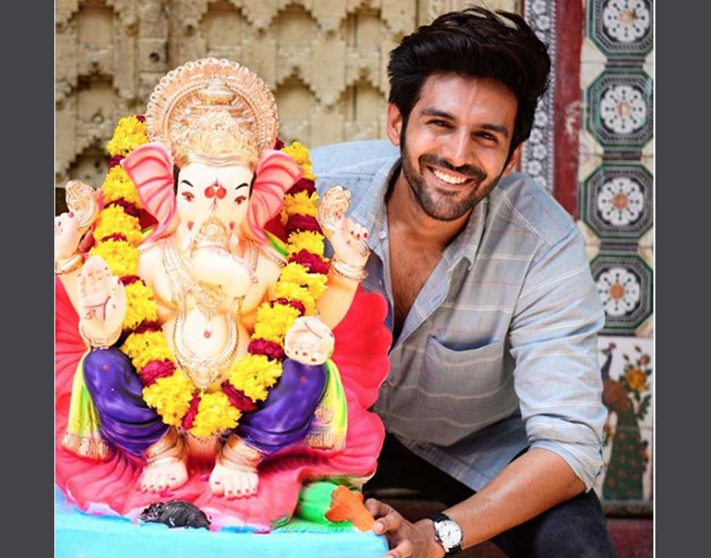 বলিউডের ‘ চকোলেট বয়’ কার্তিক আরিয়ান গণপতির যে পরম ভক্ত এর প্রমাণ আগেই  মিলেছে। আর তাঁর বাড়িতে পুজো হবে না তা কি হয়! ইনস্টাগ্রাম থেকে গণেশ মূর্তির সঙ্গে নিজের ছবি পোস্ট করে কার্তিক লিখেছেন, ‘ সবার জীবন সুখ, শান্তি, সমৃদ্ধিতে ভরে উঠুক। গণপতি বাপ্পা মোরিয়া’।