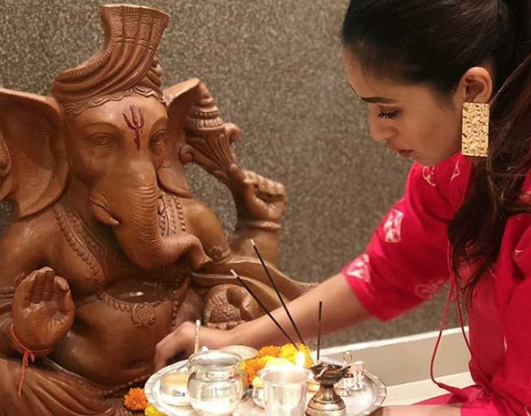 সদ্য সাংসদ হয়েছেন তিনি। ভগবানে তাঁর অসীম ভক্তির কথা বহুবার নিজের মুখেই স্বীকার করেছেন মিমি চক্রবর্তী। তাঁর সমস্ত ফ্যানেদের গণেশ পুজোর শুভেচ্ছা জানিয়ে ইনস্টাগ্রামে পোস্ট করেছেন তিনি।পরেছেন গোলাপি রঙের কুর্তা।