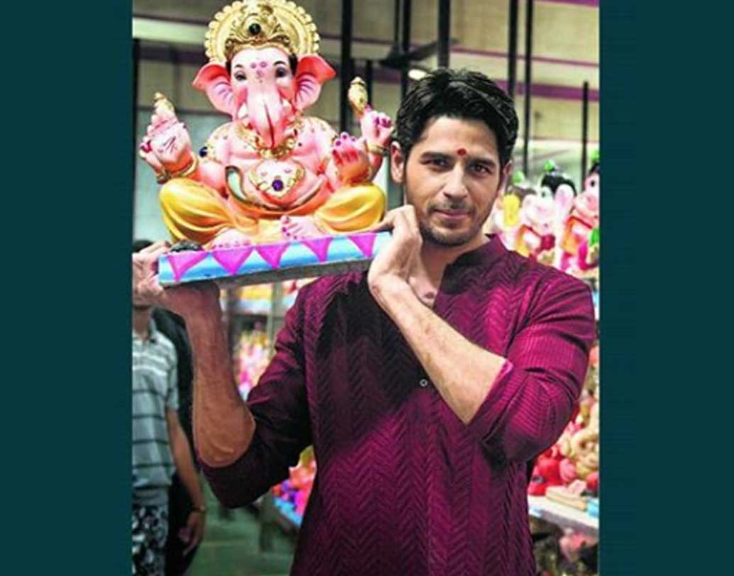 সিদ্ধার্থ মলহোত্র আবার কাঁধে চাপিয়ে গণপতিকে নিয়ে এসেছেন বাড়িতে। ভক্তদের সঙ্গে পুজোর আনন্দও ভাগ করে নিয়েছেন সোশ্যাল মিডিয়ায় ছবি শেয়ার করার মধ্যে দিয়ে।