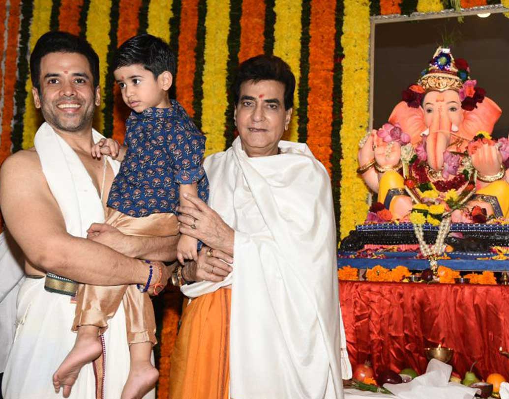 প্রত্যেক বছরের মত এ বছরও সুপারস্টার জিতেন্দ্রকে দেখা গিয়েছে পরিবারের সঙ্গে  গণেশ চতুর্থী পালন করতে। সঙ্গী হয়েছিলেন ছেলে তুষার কপূর এবং মেয়ে একতা কপূরও।