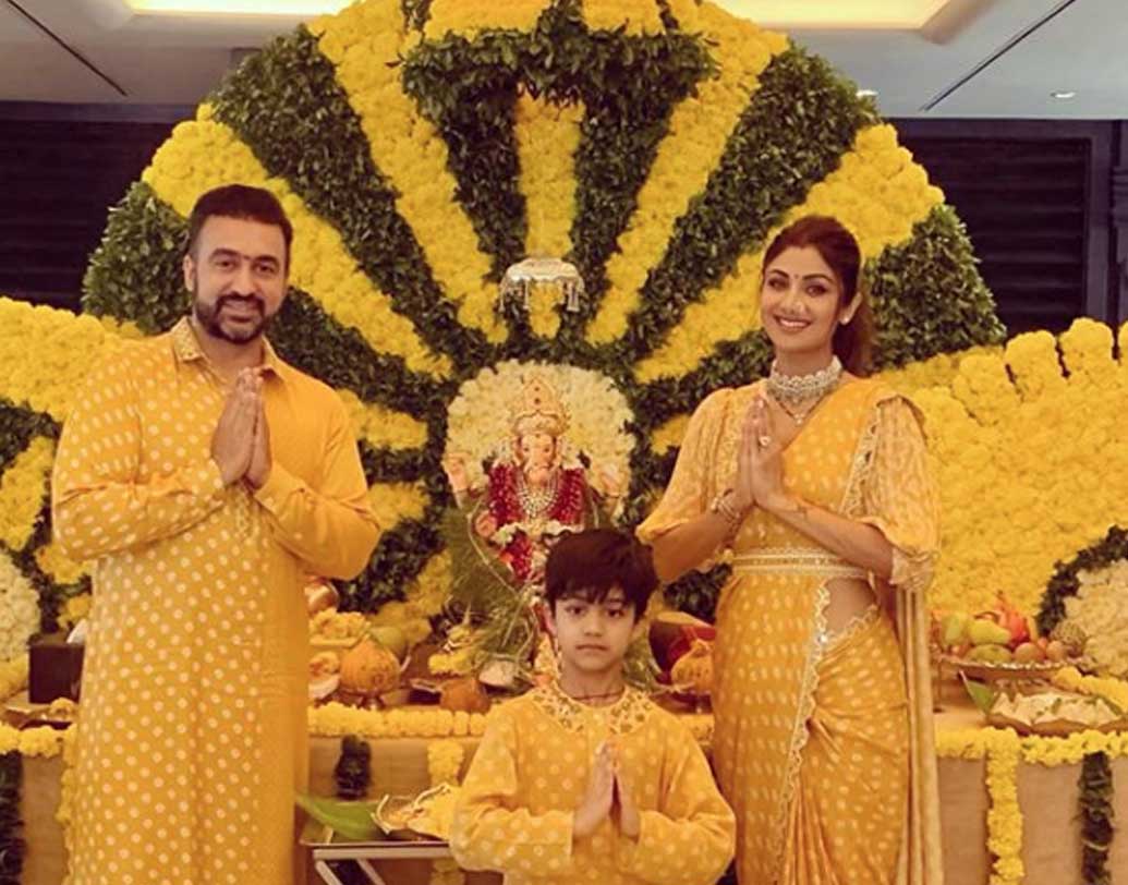 দশ বছর পর নিজের বাড়িতে গণেশ পুজোয় মেতে উঠেছিলেন বি-টাউনের ফিটনেস ফ্রিক শিল্পা শেট্টি এবং রাজ কুন্দ্রা। দুজনকেই দেখা গিয়েছিল উজ্জ্বল হলুদ রঙের পোশাকে। সঙ্গে ছিল তাঁদের সন্তান ভিয়ান-ও।