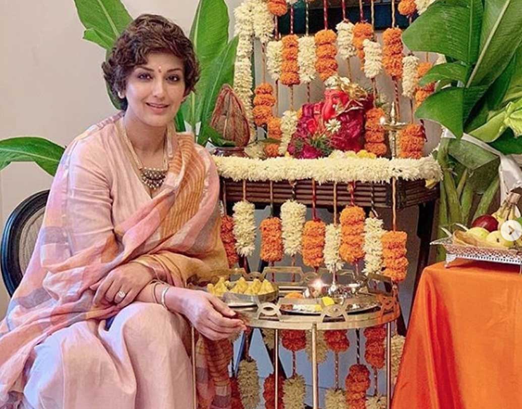 কিছু দিন আগেই ক্যানসার কে জয় করে আবার নতুন উদ্যামে ফিরে এসেছেন সোনালি বেন্দ্রে। তাই ওই বিশেষ দিনে ভগবানের কাছে আশীর্বাদ চেয়ে নিতে ভোলেননি তিনি।