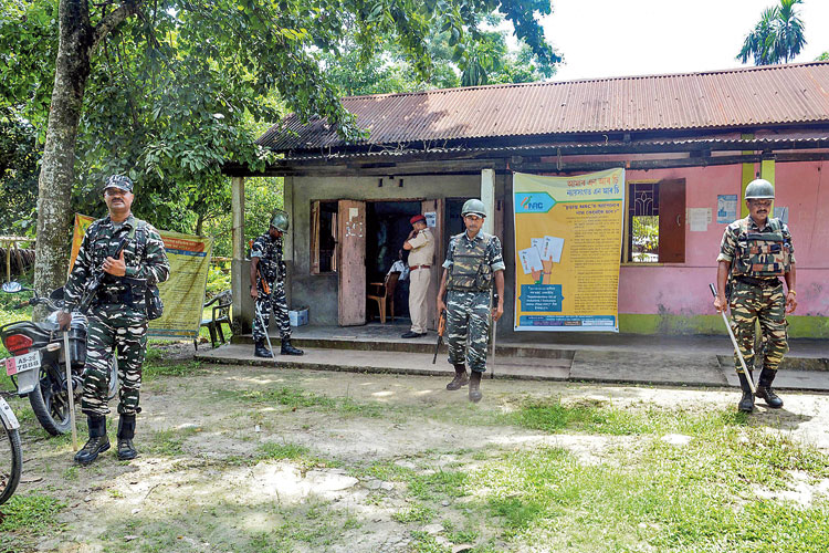 প্রহরী: এনআরসি সেবা কেন্দ্রের সামনে পাহারায় নিরাপত্তা বাহিনী। সোমবার অসমের বাস্কায়। ছবি: পিটিআই।