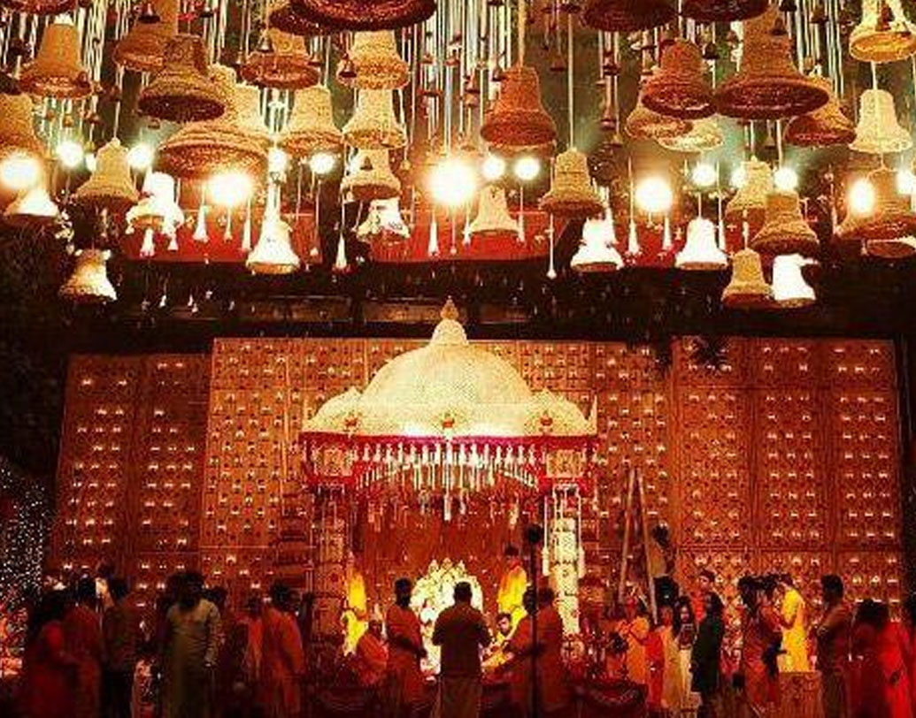 পুত্র এবং পুত্রবধূ আকাশ আর শ্লোকা মেহতা এবং মেয়ে-জামাই ইশা আর আনন্দ পিরামল, এই চারজনই উপস্থিত ছিলেন।