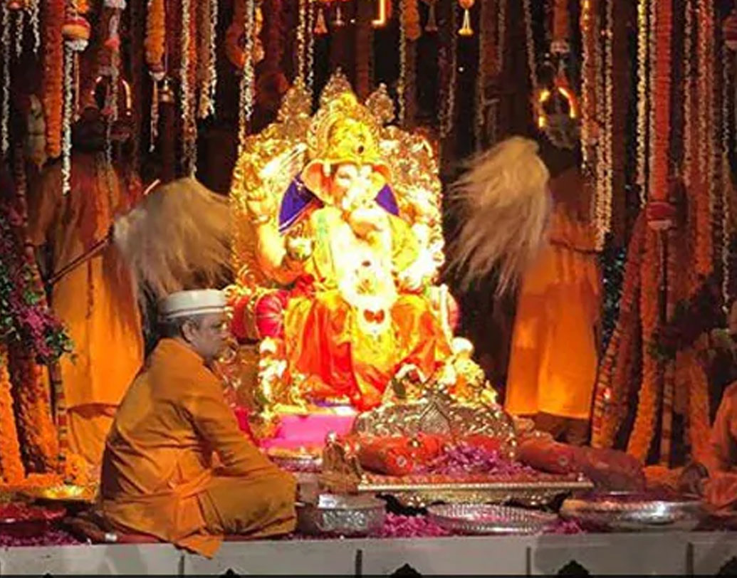 পুরো অ্যান্টিলিয়াকে ফুল আর আলো দিয়ে সাজানো হয়েছিল। এমনকি অ্যান্টিলিয়ার সামনে রাস্তা মুম্বইয়ের অল্টামাউন্ট রোডও ফুল দিয়ে সাজানো হয়েছিল। এই রাস্তা দিয়েই ‘গণপতি বাপ্পা’-র মূর্তি নিয়ে আসা হয়েছিল।