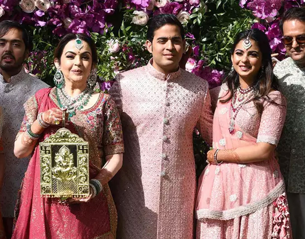 গণপতিকে বরণ করে নেন সলমন খানের মা সালমা। বরণ করার পর সলমন খানের বোন অর্পিতা অন্য একটি গণপতি মূর্তি নিয়ে অ্যান্টিলিয়ায় প্রবেশ করেন। সলমন খানকে এ দিন দেখা যায়নি।