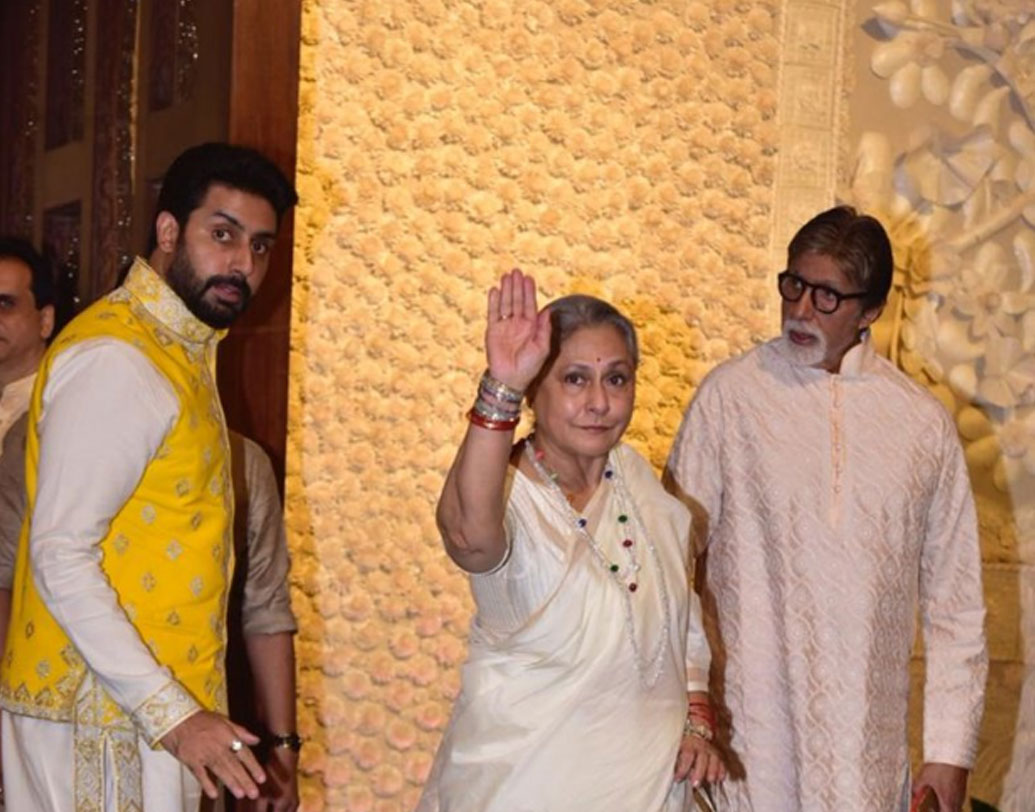 অমিতাভ বচ্চন, জয়া এবং অভিষেক বচ্চন— তিনজন একসঙ্গে অম্বানীর বাড়িতে আসেন উৎসবে যোগ দিতে। তিনজনই সাদা পোশাক পরেছিলেন।