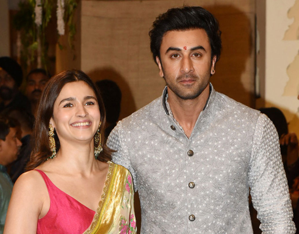 আলিয়া ভট্ট এবং রণবীর কপূরও এই অনুষ্ঠানে হাজির ছিলেন। বলিউডে গুঞ্জন এই বছরের মধ্যে বা ২০২০-র শুরুতে বিয়ে করছেন রণবীর-আলিয়া। তার আগে মহারাষ্ট্রের সবচেয়ে বড় উৎসব গণেশ চতুর্থীতে দু’জনকে ফের একসঙ্গে দেখা গেল।