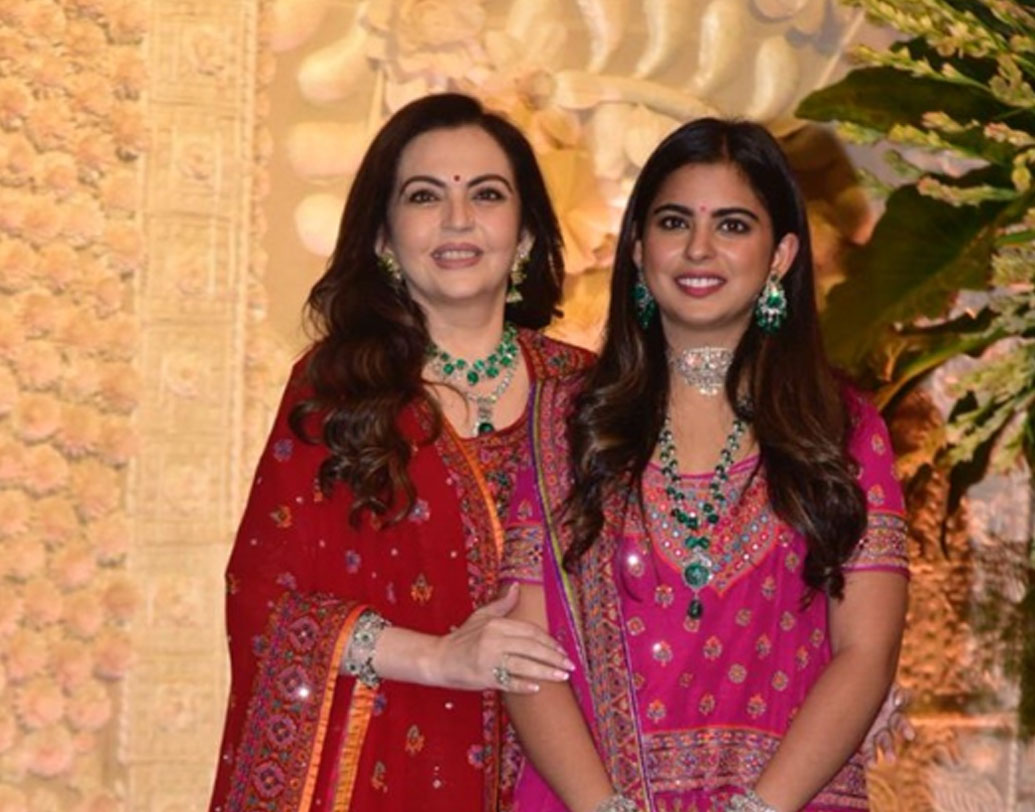 নীতা অম্বানী এবং তাঁর মেয়ে ইশা অম্বানী দু’জনেই এ দিন একে অপরের সঙ্গে মিলিয়ে ট্রাডিশনাল পোশাক পরেছিলেন। নীতা অম্বানির লেহেঙ্গা-কূর্তি ছিল লাল রঙের আর মেয়ে ইশার গোলাপি।