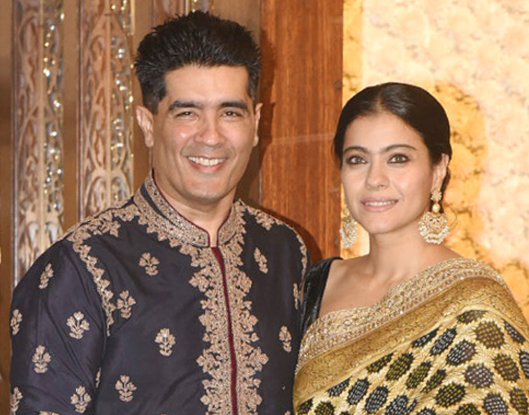 উৎসবে সামিল হয়েছিলেন অভিনেত্রী কাজলও। তবে সপরিবার এসেছিলেন কি না, তা জানা যায়নি। কারণ যে ছবি সোশ্যাল মিডিয়ায় শেয়ার হয়েছে সেখানে কাজলের পাশে অজয়ের পরিবর্তে মনীশ মলহোত্রকে দেখা গিয়েছে। একটু দূরেই দাঁড়িয়ে ছিলেন কর্ণ জোহর। এক প্রিন্টের রঙিন পঞ্জাবি, ওড়না পরেছিলেন তিনি।