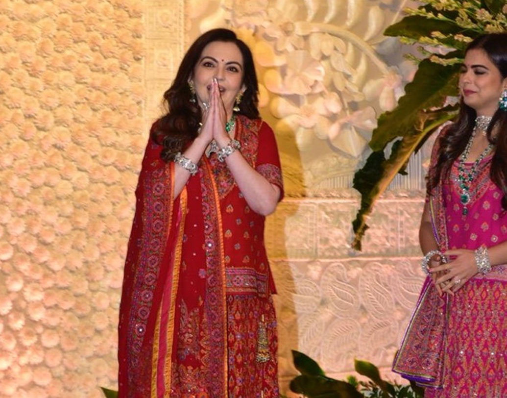 প্রত্যেক অতিথির হাতেই সোনালি কাপড়ে মোড়া একটা গিফট দেখা গিয়েছে। কিন্তু ওই গিফটে কী রয়েছে তা এখনও জানা যায়নি। অম্বানী বাড়ির পুজো বলে কথা, অতিথিদের গিফটও নিশ্চয় এলাহি কিছু হবে।