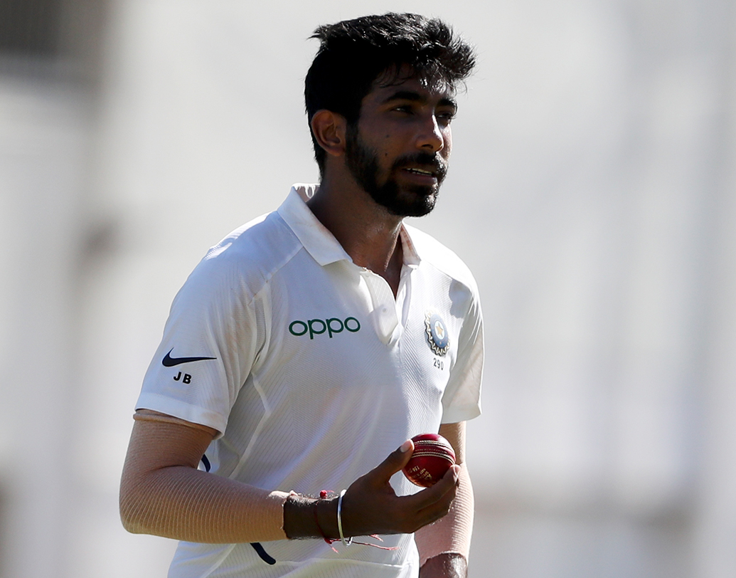 টি-২০, একদিনের সিরিজে বিশ্রাম পাওয়া বুমরা যে কতটা তরতাজা হয়ে টেস্টে ফিরেছেন তা বোঝা গেল দ্বিতীয় ইনিংসে। আট ওভার বল করে সাত রান দিয়ে তিনি তুলে নেন পাঁচ উইকেট, সঙ্গে আবার চারটি মেডেন। একাই যেন ধ্বংস করে দিলেন ক্যারিবিয়ান ব্যাটিং-কে।