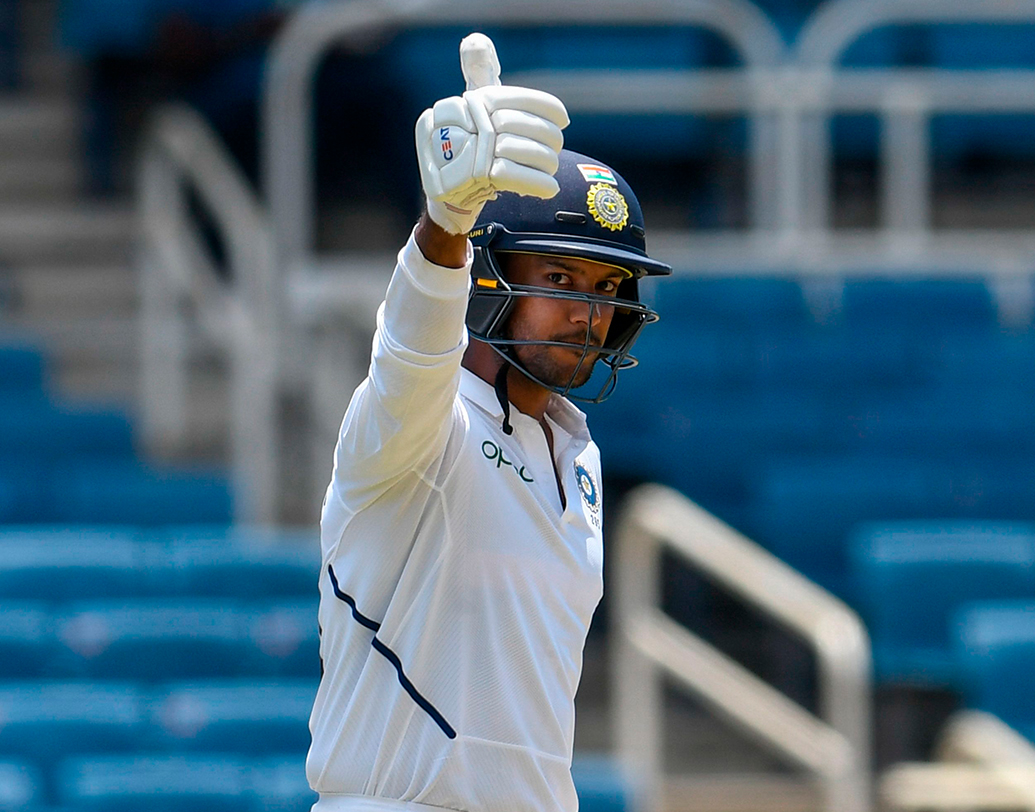 প্রথম ম্যাচে সহজ জয়ের পর দ্বিতীয় ম্যাচে দুই দল মুখোমুখি হল কিংস্টনে। এই ম্যাচেও টস হেরে ব্যাট করতে নামে বিরাট বাহিনী। আগের ম্যাচে ব্যর্থ মায়াঙ্ক এই ম্যাচে বিরাটের সঙ্গে জুটি বেঁধে ৬৯ রানের এক গুরুত্বপূর্ণ ইনিংস খেলেন। আর গত ম্যাচে সেঞ্চুরি হারানো হনুমা বিহারী কঠিন মানসিকতার পরিচয় দেন এই ম্যাচে সেঞ্চুরি করে।