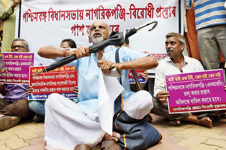 বিধানসভায় এনআরসি-বিরোধী প্রস্তাব পাশ করার দাবিতে বিক্ষোভ অসম ভবনের সামনে। সোমবার। ছবি: সুমন বল্লভ