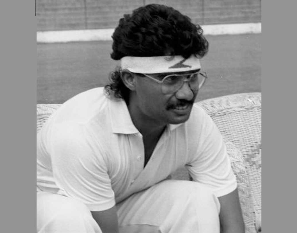 পাঁচ বছর পর ১৯৮৮ সালে তৎকালীন মাদ্রাজে ওয়েস্ট ইন্ডিজের বিরুদ্ধে টেস্ট অভিষেক হয়েছিল হিরওয়ানির। সেটা ছিল সিরিজের নির্ণায়ক টেস্ট। চোখে চশমা, মাথায় হেডব্যান্ড, হাতে রিস্টব্যান্ড। টেস্ট ইতিহাসে অন্যতম সাড়া জাগানো অভিষেক হয়েছিল তাঁর।