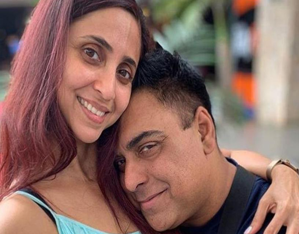 রাম নির্দ্বিধায় জানান, তাঁর স্ত্রী প্রায় সিঙ্গল পেরেন্ট হয়ে একা হাতে বড় করেছেন দুই সন্তানকে। তার জন্য স্ত্রীকে সুপারউওম্যান বলে কুর্নিশ জানান তিনি।