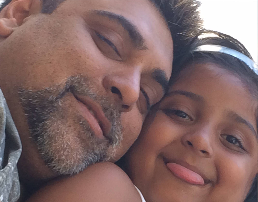 এক সময় দিনে প্রায় ৫০টি সিগারেটের প্রয়োজন হত চেনস্মোকার রাম কপূরের। নেশা ছাড়তে বাধ্য হয়েছেন মেয়ে সিয়ার আর্জিতে। টেলিভিশনে ধূমপান বিরোধী প্রচার দেখে সিয়া তাঁকে অনুরোধ করেছিল এই অভ্যাস ছেড়ে দেওয়ার জন্য। মেয়ের অনুরোধ ফেলতে পারেননি রাম কপূর।