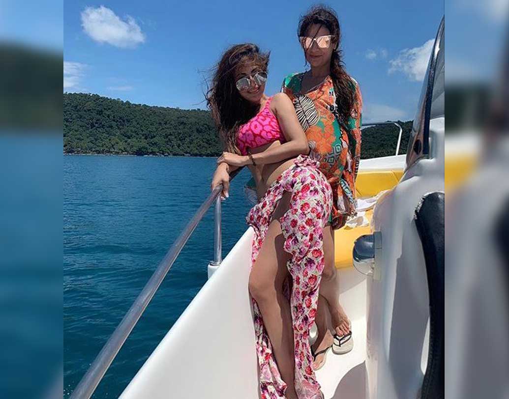 চলতি মাসের ২৮ তারিখে ৩৪-এ পা দিলেন মৌনী। নিজের জন্মদিন পালনের জন্য মুম্বইয়ের ট্রাফিক, কোলাহল থেকে অনেক দূরে সবুজের মাঝে খানিকটা সময় বের করে নেওয়ার থেকে ভাল আর কী-ই বা হতে পারে? চারিদিকে শুধু নীল আর সবুজের মাখামাখি। এরই মধ্যে মৌনীর বিচ-লুক যেন সোনায় সোহাগা।