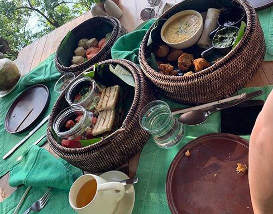 ঘোরাঘুরি হচ্ছে, সঙ্গে খাওয়া দাওয়া না হলে চলে নাকি? তার মধ্যে বাঙালি বলে কথা। ঘুরতে গিয়ে যে ‘নো ডায়েট চার্ট’ অনুসরণ করছেন অভিনেত্রী, তা তাঁর ইনস্টাগ্রামের ছবিগুলো থেকেই আঁচ করা যাচ্ছে।